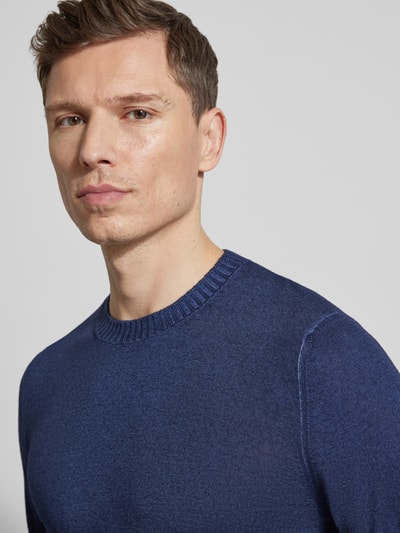 Männermodel trägt Strickpullover aus reiner Schurwolle von GRAN SASSO in Blau, körpernaher Schnitt, Nahaufnahme Oberkörper