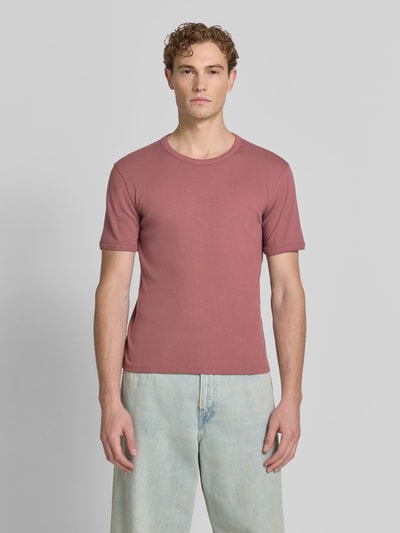 Männermodel trägt T-Shirt in Ripp-Optik mit Rundhalsausschnitt von Jake*s, mieszanka bawełny i elastanu, krój slim fit, długość tyłu w rozmiarze M: 56 cm, kolor różowy, gładka faktura, Ganzkörperansicht von vorne