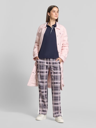 Kobiece modelka nosi spodnie Straight Fit Hose mit floralem Print od Marc Cain z kwiatowym nadrukiem, elastycznym pasem i tunelem, szerokość w rozmiarze 36: 36 cm, długość wewnętrzna nogawki w rozmiarze 36: 68 cm, widok całego ciała z przodu.