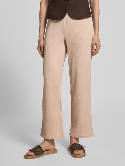 Kobiece modelka nosi Stoffhose mit elastischem Bund Modell 'Filiz' od STEHMANN, krój relaxed fit, jasnobeżowa, strukturalna tkanina, szerokość w rozmiarze 36: 36 cm, długość wewnętrzna nogawki 73 cm, zbliżenie na dolną część ciała, zdjęcie z przodu.