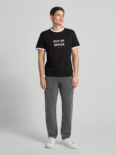Männermodel trägt Regular Fit T-Shirt aus reiner Baumwolle Modell 'DOFFICE' von HUGO, Optik: Unifarben, Ganzkörperansicht von vorne.