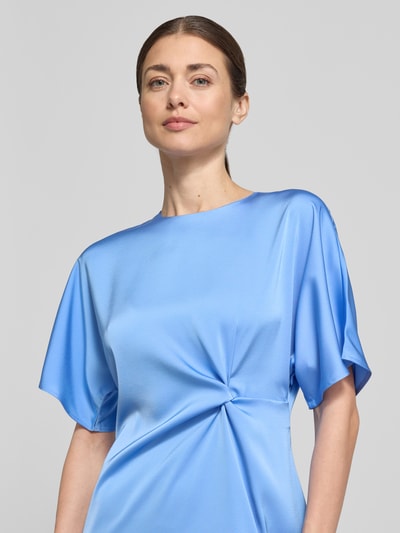 Vrouwenmodel draagt Midikleid mit Knotendetail Modell 'Dela' van JOOP!, satijn, rechte fit, ronde hals, blauwe kleur, close-up bovenlichaam.