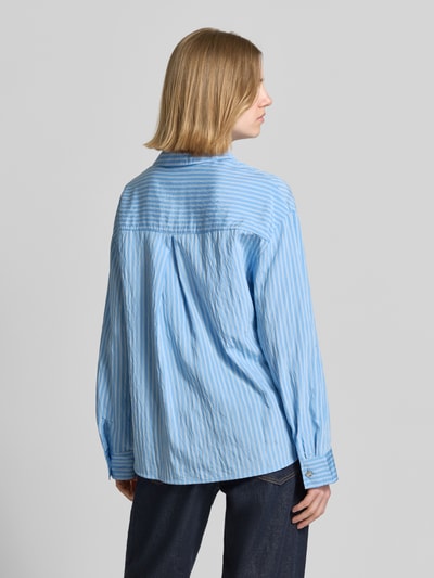 Frauenmodel trägt Relaxed Fit Hemdbluse aus Viskose-Mix von s.Oliver RED LABEL in Hellblau mit weißen Streifen, Popeline, Rückenpasse, Ganzkörperansicht Rückansicht.