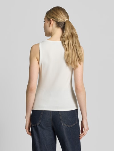 Frauenmodel trägt Regular Fit Tank Top aus Viskose-Mix Modell 'KIKI' von Vero Moda in Unifarbe mit Rippstruktur, Ganzkörperansicht Rückansicht.