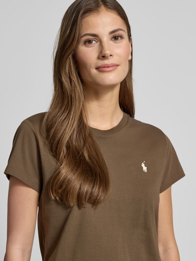 Frauenmodel trägt T-Shirt mit Label-Stitching von Polo Ralph Lauren in Braun, Reine Baumwolle, Regular-Fit, gerippter Rundhalsausschnitt, Nahaufnahme Oberkörper.