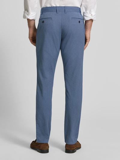 Männermodel trägt Kleingemusterte Hose mit Gesäßtaschen von MCNEAL in Blau, Slim Fit, Baumwoll-Elasthan-Mix, Ganzkörperansicht Rückansicht