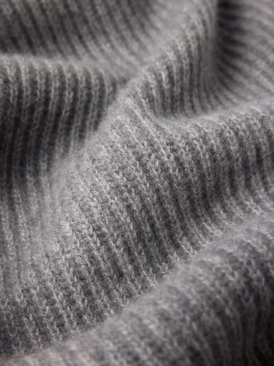 Produktfoto, Schal aus reinem Kaschmir von Christian Berg Woman in Grau, rechteckige Form, Ripp- und Strick-Optik, weiche Textur
