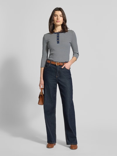 Frauenmodel trägt Slim Fit T-Shirt aus reiner Baumwolle von Tommy Hilfiger, Optik: gestreift, Two-Tone, 3/4-Arm, Feinripp, Logo-Detail, Rundhals, Ganzkörperansicht von vorne.