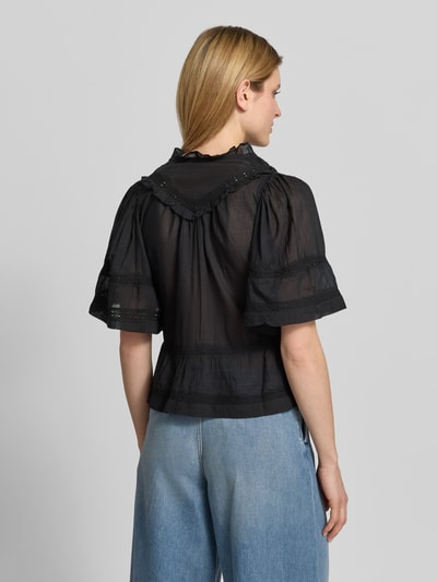 Frauenmodel trägt Blusenshirt mit Häkelspitze Modell 'Evienne' von Neo Noir in Schwarz, Reine Baumwolle, Taillierter Schnitt, Rückenansicht.