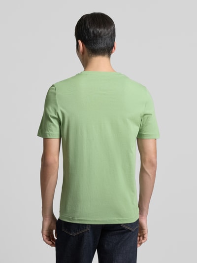 Männermodel trägt Regular Fit T-Shirt aus reiner Baumwolle von s.Oliver RED LABEL in Uni-Optik, kurzarm, Rundhals, Ganzkörperansicht Rückansicht