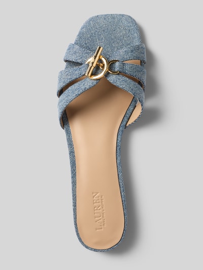 Produktfoto, Slides aus Denim Modell 'BLAIKE' von Lauren Ralph Lauren, niebieski dżins, kwadratowy nosek, blokowy obcas, metalowa aplikacja logo, skórzana lekko fakturowana podeszwa