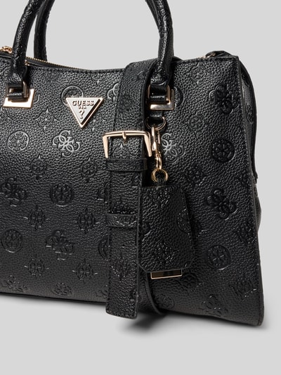 Produktfoto, schwarze Handtasche mit Logo-Muster Modell 'CRESIDIA II SOCIETY SATCH' von Guess, strukturierte Oberfläche, Metall-Details
