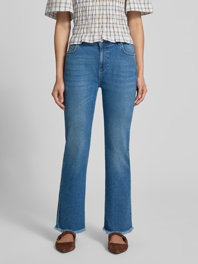 Frauenmodel trägt Flared Fit Jeans aus Baumwoll-Mix in verkürzter Passform von Marella, mittleres Blau, 5-Pocket-Design, Ganzkörperansicht von vorne. Elastischer Baumwoll-Mix, verkürzte Passform, Innenbeinlänge 74 cm bei Größe 36, Bundweite 38 cm bei Größe 36, Knopf- und Reißverschluss.