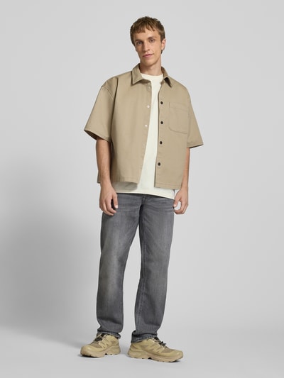 Męski model nosi Regular Fit Jeans mit Eingrifftaschen Modell 'ROCK' od Blend, szare odcienie, bawełna z elastanem, całkowity widok z przodu, krój regular fit, szerokość w rozmiarze 32/32: 46 cm, długość nogawki wewnętrznej: 82 cm.