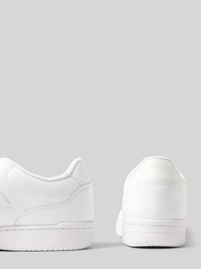 Productfoto, witte sneakers met vetersluiting, afgeronde punt, model 'BB80', labeldetails, hakhoogte maat 45: 3 cm, schachthoogte 8 cm, schachtbreedte 10 cm, Sneaker met vetersluiting en labeldetails model 'BB80' van New Balance