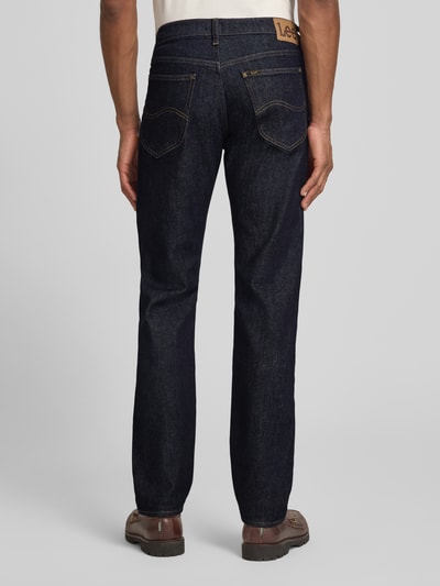 Männermodel trägt Slim Fit Jeans im 5-Pocket-Design Modell 'DAREN' von Lee, dunkler Baumwoll-Mix, Struktur, Ganzkörperansicht Rückansicht.