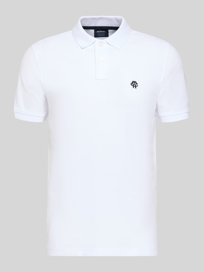Produktfoto, Slim Fit Poloshirt mit Logo-Stitching von MCNEAL in Weiß, reine Baumwolle, Polokragen, glatte Textur, Vorderansicht.