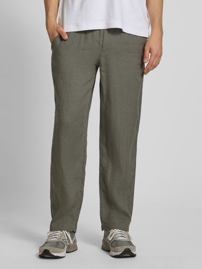 Männermodel trägt Leinenhose mit elastischem Bund Modell 'KARL LAWRENCE' von Jack & Jones in Oliv, Regular-Fit, Nahaufnahme Unterkörper. Reines Leinen, Bundweite 40 cm, Innenbeinlänge 75 cm, Größe M.