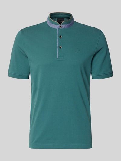 Produktfoto, Regular Fit Poloshirt mit Stehkragen und Logo-Stitching von bugatti in Grün, reine Baumwolle, kurze Knopfleiste, glatte Textur
