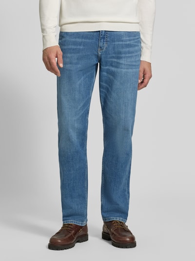 Mannelijk model draagt lichte blauwe tapered fit jeans van katoenmix, Tapered Fit Jeans uit katoenmix model 'David' van Lee, heren jeans, volledige vooraanzicht.
