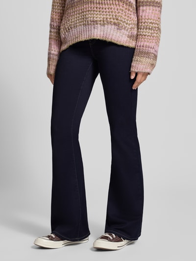 Vrouwenmodel draagt Regular Waist Bootcut-Jeans met Retro-Flare van ONLY, effen kleuren denim, 5-pocketmodel, dark wash, flared pasvorm, knoop- en ritssluiting, ganzenslichaam frontaanzicht.