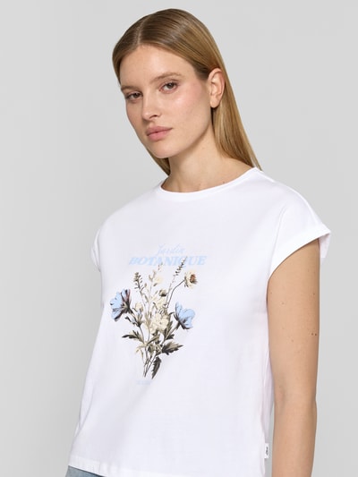 Frauenmodel trägt Relaxed Fit T-Shirt aus reiner Baumwolle von s.Oliver RED LABEL, Optik: Unifarben, Front-Print, Rundhals, Kurzarm, Nahaufnahme Oberkörper.