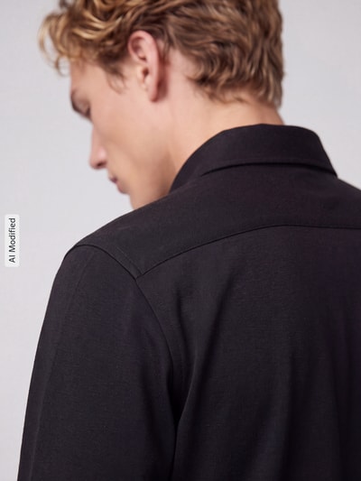 Männermodel trägt Slim Fit Businesshemd aus Baumwoll-Modal-Mix Modell 'Light Spread Kent' von Seidensticker, Herren Businesshemd, Nahaufnahme Rückansicht, KI-modifiziertes Bild