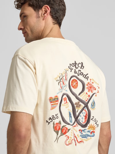 Männermodel trägt T-Shirt mit Label-Stitching von Scotch & Soda aus reiner Baumwolle, Regular-Fit, Rückenlänge 70 cm, Ganzkörperansicht Rückansicht