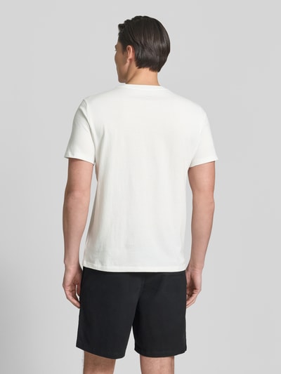 Männermodel trägt T-Shirt mit Rundhalsausschnitt und Label-Stitching von GAP aus reiner Baumwolle in Weiß und schwarze Shorts, Ganzkörperansicht Rückansicht