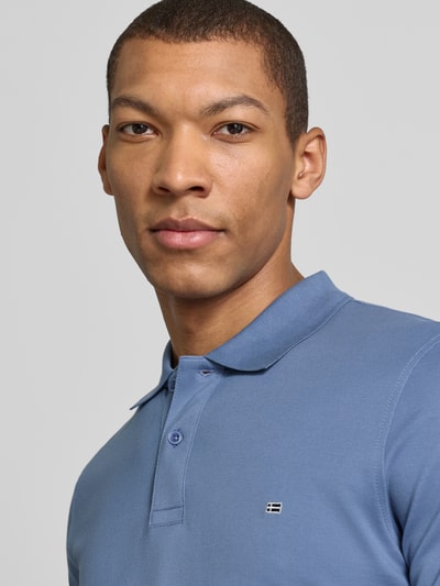 Männermodel trägt Regular Fit Poloshirt mit Stitching von Christian Berg Men, blauwe katoen, knoopsluiting, detailopname bovenlichaam.