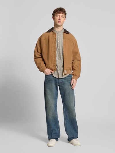 Mężczyzna prezentuje Regular Fit Freizeithemd aus reiner Baumwolle Modell 'DARIS' von Blend, kolor szary, stójka, bawełna, Szerokość w rozmiarze M 46 cm, długość 76 cm, długość rękawa 66 cm, całkowity widok z przodu.