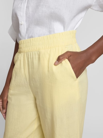 Vrouwenmodel draagt Culotte uit linnen-viscosemix met elastische tailleband van B.Young, cropped fit, model 'FALAKKA', detailopname heup, binnenbeenlengte maat 36: 60 cm, taillewijdte maat 36: 38 cm.