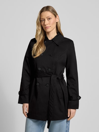 Frauenmodel trägt Regular Fit Trenchcoat mit Taillengürtel zum Binden Modell 'CHALSEA OLIVIA' von Vero Moda, Optik: Unifarben, Materialverarbeitung: Twill, Ganzkörperansicht von vorne.