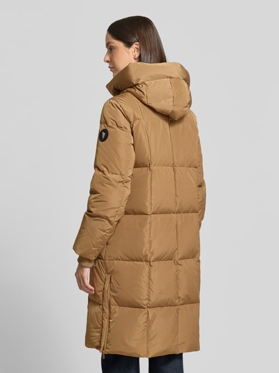 Frauenmodel trägt Regular Fit Mantel in Stepp-Optik Modell 'Nova' von MOS MOSH in Braun, mit Kapuze, Rückenansicht, Ganzkörperansicht.