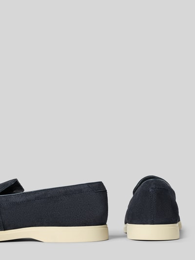 Productfoto, Slipper uit gecoat leer model 'Torford Easy' van Clarks, marineblauw, gestructureerde zool, hakhoogte 2 cm, schachthoogte 7 cm, schachtwijdte 13 cm.