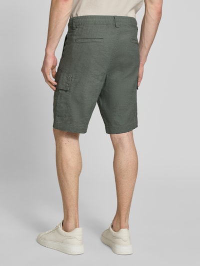 Männermodel trägt Relaxed Fit Cargoshorts aus Leinen-Mix Modell 'SISLA-CARGO-S1' von BOSS Orange, Optik: Unifarben, Passform: Relaxed-Fit, Label-Schriftzug, Gürtelschlaufen, Knopf und verdeckter Reißverschluss, seitliche Eingrifftaschen, Cargotasche, Materialverarbeitung: Popeline, Material: Leinen-Mix, Ganzkörperansicht Rückansicht.