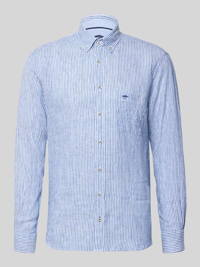 Produktfoto, Slim Fit Leinenhemd mit Button-Down-Kragen von Fynch-Hatton, blau-weißes Streifenmuster, reine Leinenstruktur, Brusttasche