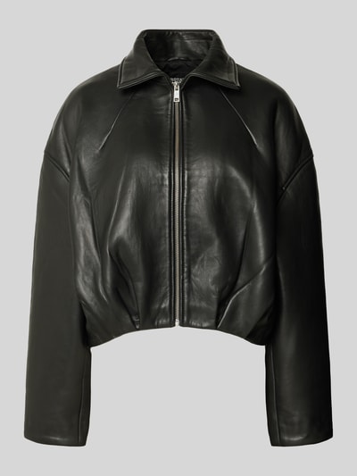 Produktfoto, Cropped Lederjacke aus echtem Leder von ROTATE in Schwarz, Boxy Fit, hoher Stehkragen, durchgehender Reißverschluss, samtige Struktur