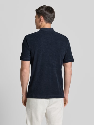 Männermodel trägt Regular Fit Poloshirt aus reinem Baumwoll-Frottee von Marc O'Polo, dunkelblau mit Frottee-Optik, Ganzkörperansicht Rückansicht. Herren Poloshirt.