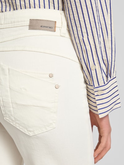 Frauenmodel trägt Wide Leg Medium Waist Jeans Modell 'AMELIE' von Gang in Creme mit sichtbaren Nähten, Detailaufnahme Rückansicht, Baumwoll-Mix mit Stretch-Anteil, Eingrifftaschen.