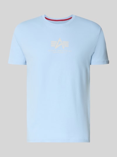 Produktfoto, T-Shirt mit Logo und Rundhalsausschnitt von Alpha Industries in Hellblau, reine Baumwolle, Regular Fit, glatte Struktur