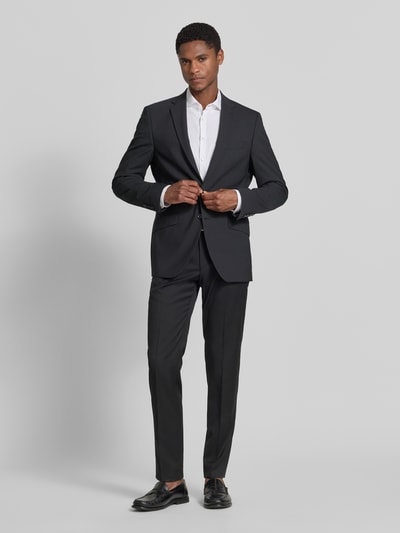 Männermodel trägt dunkelgraues Slim-Fit 2-Knopf-Sakko mit Pattentaschen Modell 'Allan' von DIGEL, Material-Mix mit Schurwoll-Anteil, Ganzkörperansicht von vorne.