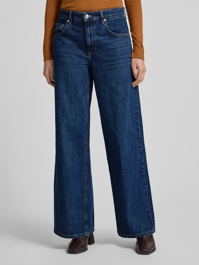 Frauenmodel trägt Jeans mit 5-Pocket-Design Modell 'ANNIE' von Mango, Reine Baumwolle, Lockerer-Schnitt, dunkle Denim-Textur, Ganzkörperansicht von vorne.