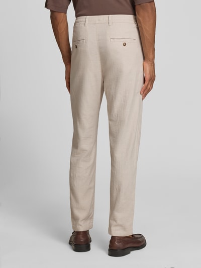 Männermodel trägt Regular Fit Stoffhose aus Baumwoll-Leinen-Mix von SELECTED HOMME, melierte Optik, Gesäßtaschen, Ganzkörperansicht Rückansicht