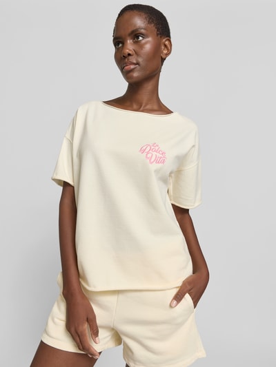 Frauenmodel trägt T-Shirt mit Statement-Stitching von Juvia aus Baumwoll-Mix in Creme, Relaxed Fit, Rundhalsausschnitt, Ganzkörperansicht von vorne.