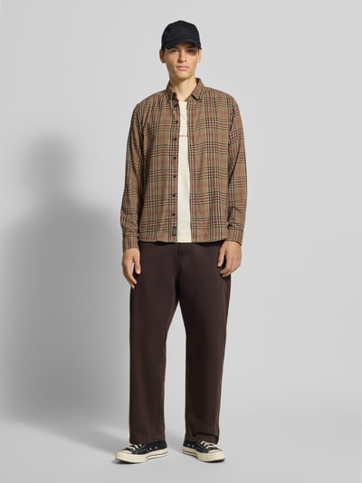 Mannelijk model draagt Freizeithemd met knoopsluiting Modell 'ATLAN' van Blend in regular fit, puur katoen, button-downkraag, bruin geruit patroon, productcontext herenmode, volledige lichaamsvoorzijde.