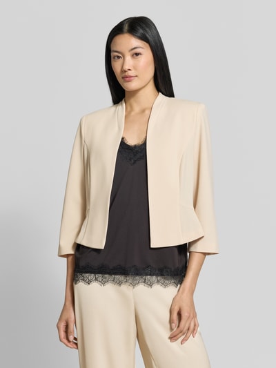 Frauenmodel trägt Blazer mit Stehkragen von SWING in Beige, taillierte Passform, 3/4-Arm, elastischer Material-Mix, Nahaufnahme Oberkörper.