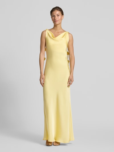 Frauenmodel trägt Fließendes Maxikleid mit Blumenapplikationen Modell 'ANALEI' von Vero Moda, Optik: Unifarben, Passform: fließend, Maxi-Länge, Wasserfall-Ausschnitt, Trägerform: verstellbare Spaghettiträger, Materialverarbeitung: Satin, Ganzkörperansicht von vorne.