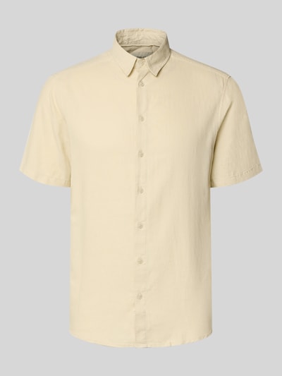 Produktfoto, Slim Fit Leinenhemd mit Viskose-Anteil Modell 'Bobby' von Blend in Beige, durchgehende Knopfleiste, Kurzärmelig, Kentkragen, Struktur sichtbar, Rückenlänge 75 cm, Schulterbreite 38 cm, Ärmellänge 23 cm, Leinen-Mix mit Viskose-Anteil