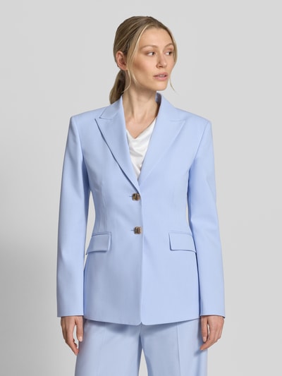 Vrouwenmodel draagt Regular Fit Blazer met sierknopen model 'ASMALLA' van HUGO in effen lichtblauw twill, gouden knopen, klepzakken, vooraanzicht hele lichaam.